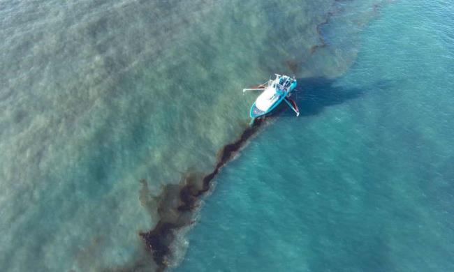 美国海岸警卫队正在寻找墨西哥湾石油管道泄漏的源头